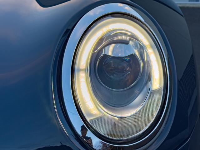 MINI クーパーSD クラブマン ブルーレザーシート パノラマサンルーフ シートヒーター バックカメラ ソナー 純正ナビ 17インチAW キセノンヘッドライト スマートキー 観音開き メモリーパワーシート(16枚目)