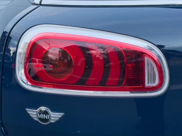 MINI クーパーSD クラブマン ブルーレザーシート パノラマサンルーフ シートヒーター バックカメラ ソナー 純正ナビ 17インチAW キセノンヘッドライト スマートキー 観音開き メモリーパワーシート(17枚目)