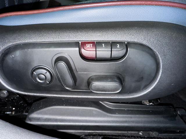 MINI クーパーSD クラブマン ブルーレザーシート パノラマサンルーフ シートヒーター バックカメラ ソナー 純正ナビ 17インチAW キセノンヘッドライト スマートキー 観音開き メモリーパワーシート(31枚目)