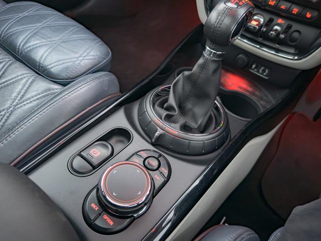 MINI クーパーSD クラブマン ブルーレザーシート パノラマサンルーフ シートヒーター バックカメラ ソナー 純正ナビ 17インチAW キセノンヘッドライト スマートキー 観音開き メモリーパワーシート(36枚目)