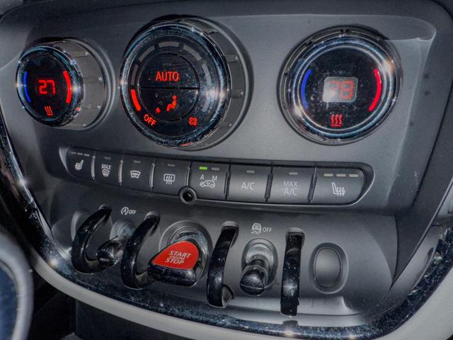 MINI クーパーSD クラブマン ブルーレザーシート パノラマサンルーフ シートヒーター バックカメラ ソナー 純正ナビ 17インチAW キセノンヘッドライト スマートキー 観音開き メモリーパワーシート(37枚目)