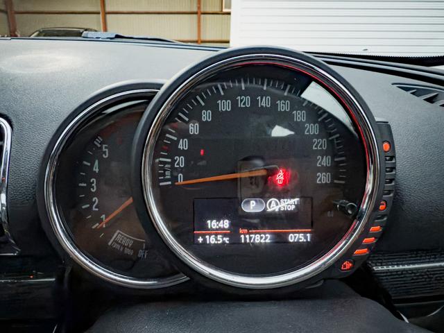 MINI クーパーSD クラブマン ブルーレザーシート パノラマサンルーフ シートヒーター バックカメラ ソナー 純正ナビ 17インチAW キセノンヘッドライト スマートキー 観音開き メモリーパワーシート(38枚目)