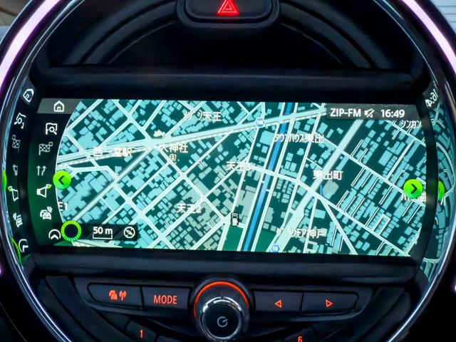 MINI クーパーSD クラブマン ブルーレザーシート パノラマサンルーフ シートヒーター バックカメラ ソナー 純正ナビ 17インチAW キセノンヘッドライト スマートキー 観音開き メモリーパワーシート(41枚目)