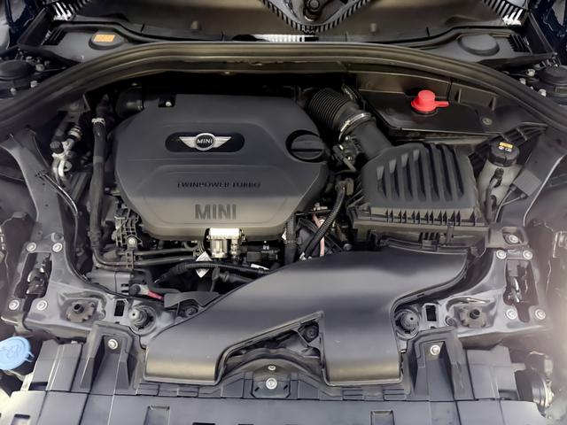 MINI クーパーSD クラブマン ブルーレザーシート パノラマサンルーフ シートヒーター バックカメラ ソナー 純正ナビ 17インチAW キセノンヘッドライト スマートキー 観音開き メモリーパワーシート(43枚目)