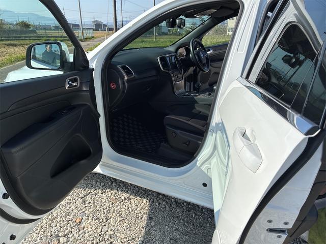 ジープ・グランドチェロキー ラレード　ＳＲＴルック仕様　ラレード　Ｈ２７年後期モデル　正規ディーラー車　純正ナビ　Ｂｌｕｅｔｏｏｔｈ　フロント・サイド・リヤカメラ　８．４型タッチパネルワイドナビ　ＨＩＤヘッドライト　４ＷＤ　ＴＶ（46枚目）