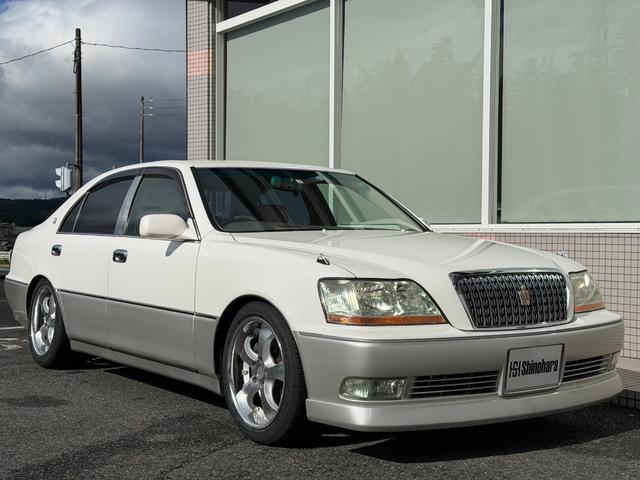 クラウンマジェスタ 4.0Cタイプ 17マジェスタ後期 V8エンジン ローダウン 車高調交換済 18インチAW+新品タイヤ 走行距離5.6万キロ 定番ホワイト2トン ベージュ内装 ヘッドアップディスプレイ 電動サンシェード キセノン(3枚目)