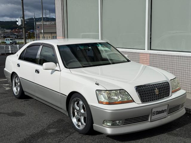 クラウンマジェスタ 4.0Cタイプ 17マジェスタ後期 V8エンジン ローダウン 車高調交換済 18インチAW+新品タイヤ 走行距離5.6万キロ 定番ホワイト2トン ベージュ内装 ヘッドアップディスプレイ 電動サンシェード キセノン(4枚目)