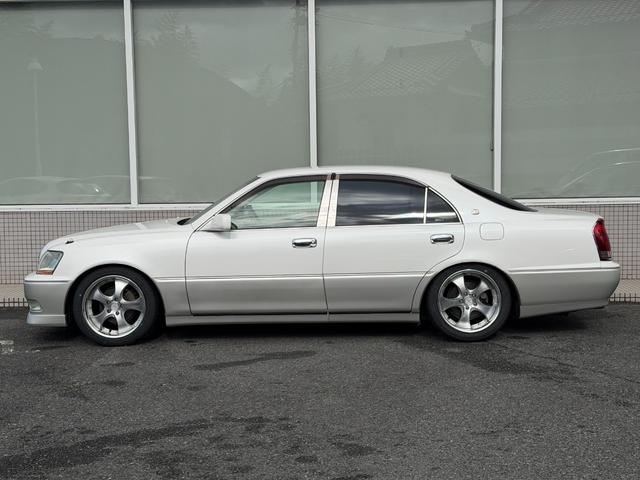 クラウンマジェスタ 4.0Cタイプ 17マジェスタ後期 V8エンジン ローダウン 車高調交換済 18インチAW+新品タイヤ 走行距離5.6万キロ 定番ホワイト2トン ベージュ内装 ヘッドアップディスプレイ 電動サンシェード キセノン(8枚目)