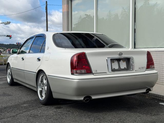 クラウンマジェスタ 4.0Cタイプ 17マジェスタ後期 V8エンジン ローダウン 車高調交換済 18インチAW+新品タイヤ 走行距離5.6万キロ 定番ホワイト2トン ベージュ内装 ヘッドアップディスプレイ 電動サンシェード キセノン(9枚目)