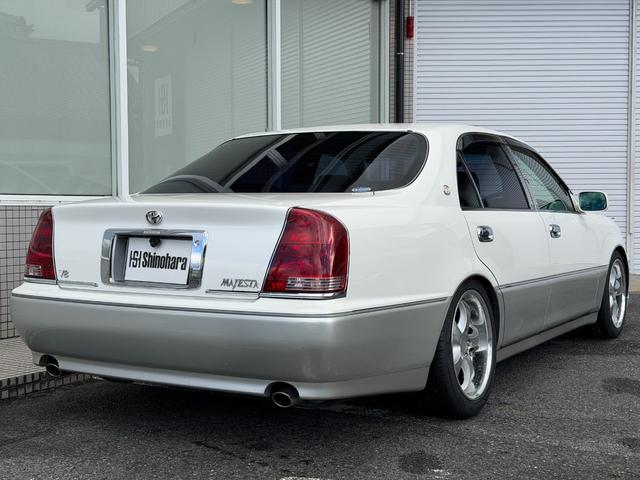 クラウンマジェスタ 4.0Cタイプ 17マジェスタ後期 V8エンジン ローダウン 車高調交換済 18インチAW+新品タイヤ 走行距離5.6万キロ 定番ホワイト2トン ベージュ内装 ヘッドアップディスプレイ 電動サンシェード キセノン(10枚目)