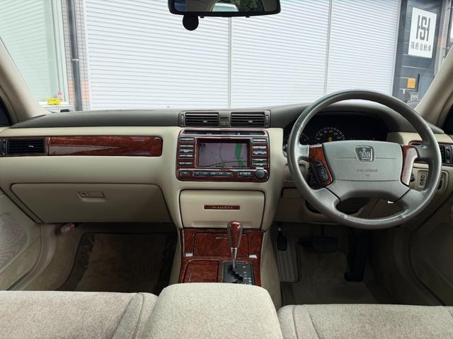 クラウンマジェスタ 4.0Cタイプ 17マジェスタ後期 V8エンジン ローダウン 車高調交換済 18インチAW+新品タイヤ 走行距離5.6万キロ 定番ホワイト2トン ベージュ内装 ヘッドアップディスプレイ 電動サンシェード キセノン(16枚目)