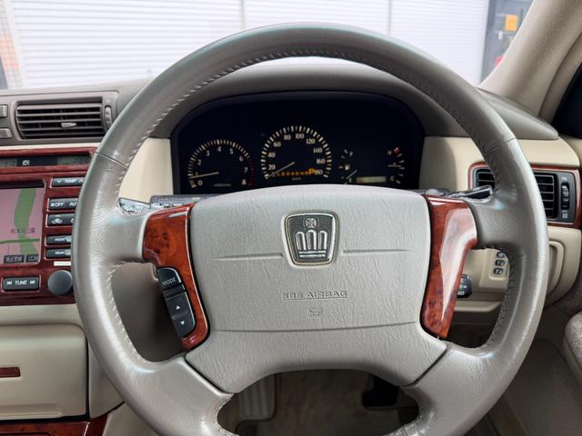 クラウンマジェスタ 4.0Cタイプ 17マジェスタ後期 V8エンジン ローダウン 車高調交換済 18インチAW+新品タイヤ 走行距離5.6万キロ 定番ホワイト2トン ベージュ内装 ヘッドアップディスプレイ 電動サンシェード キセノン(17枚目)