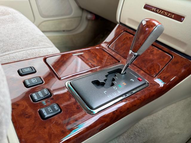 クラウンマジェスタ 4.0Cタイプ 17マジェスタ後期 V8エンジン ローダウン 車高調交換済 18インチAW+新品タイヤ 走行距離5.6万キロ 定番ホワイト2トン ベージュ内装 ヘッドアップディスプレイ 電動サンシェード キセノン(19枚目)