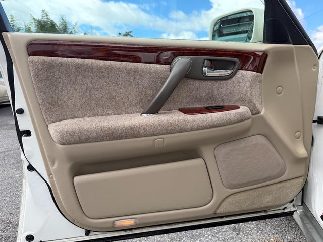 クラウンマジェスタ 4.0Cタイプ 17マジェスタ後期 V8エンジン ローダウン 車高調交換済 18インチAW+新品タイヤ 走行距離5.6万キロ 定番ホワイト2トン ベージュ内装 ヘッドアップディスプレイ 電動サンシェード キセノン(26枚目)