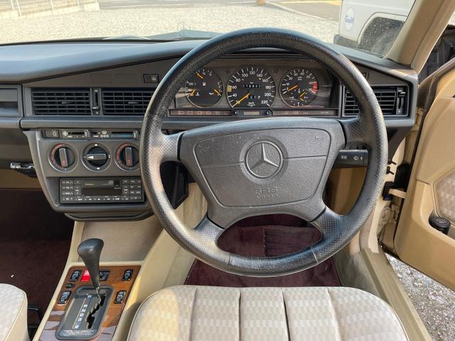 190クラス 190E ライトアイボリー ディーラー車 サンルーフ メーターO/Hクリーニング済 三角パネル新品交換済(7枚目)