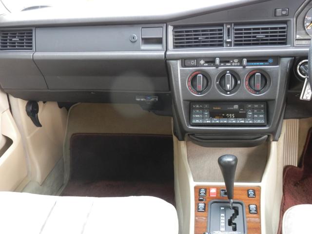 190クラス 190E ライトアイボリー ディーラー車 サンルーフ メーターO/Hクリーニング済 三角パネル新品交換済(8枚目)