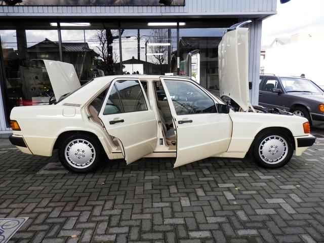 190クラス 190E ライトアイボリー ディーラー車 サンルーフ メーターO/Hクリーニング済 三角パネル新品交換済(12枚目)