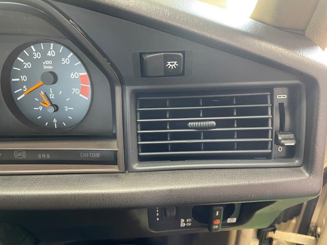 190クラス 190E ライトアイボリー ディーラー車 サンルーフ メーターO/Hクリーニング済 三角パネル新品交換済(19枚目)