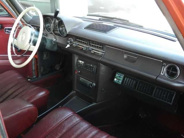 メルセデス・ベンツその他  250 W114 ディーラー車 クーラー付 Fガラス新品 ウェザーゴム新品 車両仕上げ済み天井張替え済(3枚目)