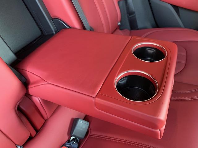 レヴァンテ グランスポーツ　後期型　ワンオーナー　禁煙車　パノラマサンルーフ　２１インチヘリオスホイール　ハーマンカーデン　ソフトクローズドア　三層コートパール　ＭＩＡシステム　全席シートヒーター　キックセンサー付電動テールゲート　ドライブレコーダー　ＥＴＣ（21枚目）
