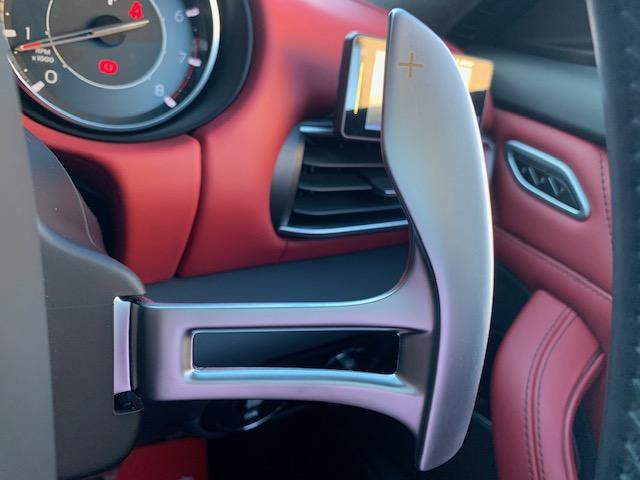 レヴァンテ グランスポーツ　後期型　ワンオーナー　禁煙車　パノラマサンルーフ　２１インチヘリオスホイール　ハーマンカーデン　ソフトクローズドア　三層コートパール　ＭＩＡシステム　全席シートヒーター　キックセンサー付電動テールゲート　ドライブレコーダー　ＥＴＣ（26枚目）