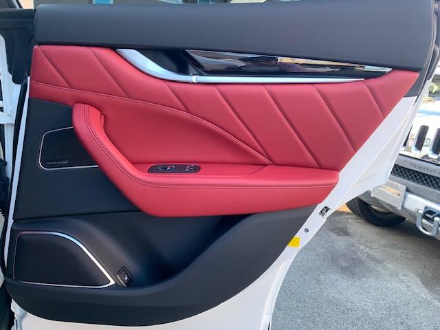 レヴァンテ グランスポーツ　後期型　ワンオーナー　禁煙車　パノラマサンルーフ　２１インチヘリオスホイール　ハーマンカーデン　ソフトクローズドア　三層コートパール　ＭＩＡシステム　全席シートヒーター　キックセンサー付電動テールゲート　ドライブレコーダー　ＥＴＣ（54枚目）