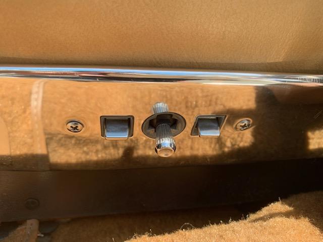 オールズモビル カスタムクルーザー ワゴン　ベルギー王室特別仕様車　１ナンバー登録可能　ベンチシート　コラムシフト　フロントパワーシート　乗車定員６人　パワーリアガラス　パワーリアゲート（20枚目）