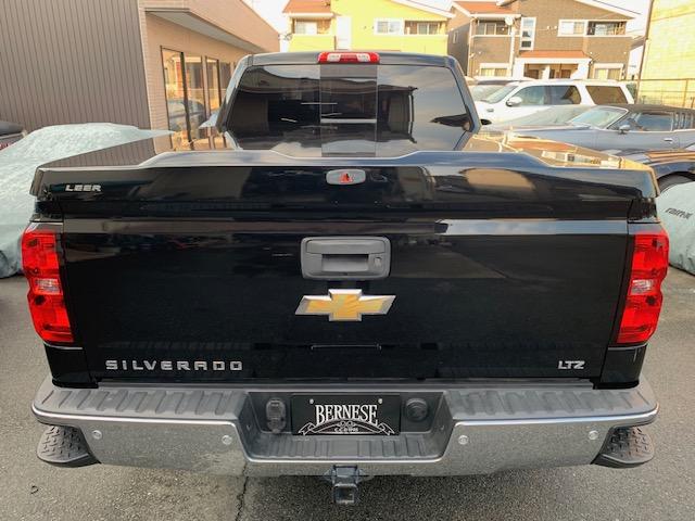 シボレーシルバラード １５００　ＬＴＺ　２ＷＤ　クルーキャブ　スタンダードＢＯＸ　自社直輸入　新車並行車　ワンオーナー　ＬＴＺプラスパッケージ　ハードトノカバー　ベッドライナー　フロントベンチシート　エンジンスターター　フロント＆サイド＆バックカメラ　Ｆ＆Ｒパーキングセンサー（3枚目）