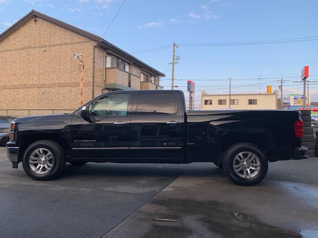 シボレーシルバラード １５００　ＬＴＺ　２ＷＤ　クルーキャブ　スタンダードＢＯＸ　自社直輸入　新車並行車　ワンオーナー　ＬＴＺプラスパッケージ　ハードトノカバー　ベッドライナー　フロントベンチシート　エンジンスターター　フロント＆サイド＆バックカメラ　Ｆ＆Ｒパーキングセンサー（5枚目）