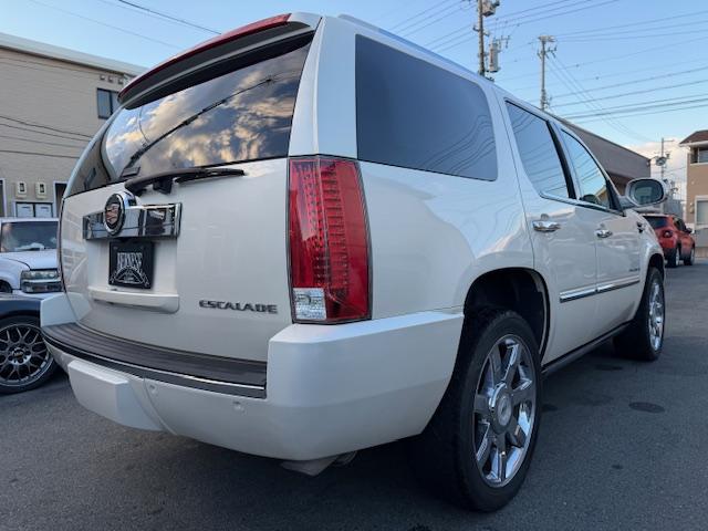 キャデラックエスカレード ベースグレード　１ナンバー登録　オートチェック走行履歴レポート付　弊社管理ユーザー様下取り車　弊社にて１１年間メンテナンス　パワーランニングボード　パワーバックドア　サイバーナビ　純正フリップダウンモニター　ＢＯＳＥ（5枚目）