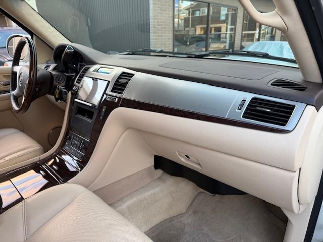 キャデラックエスカレード ベースグレード　１ナンバー登録　オートチェック走行履歴レポート付　弊社管理ユーザー様下取り車　弊社にて１１年間メンテナンス　パワーランニングボード　パワーバックドア　サイバーナビ　純正フリップダウンモニター　ＢＯＳＥ（11枚目）