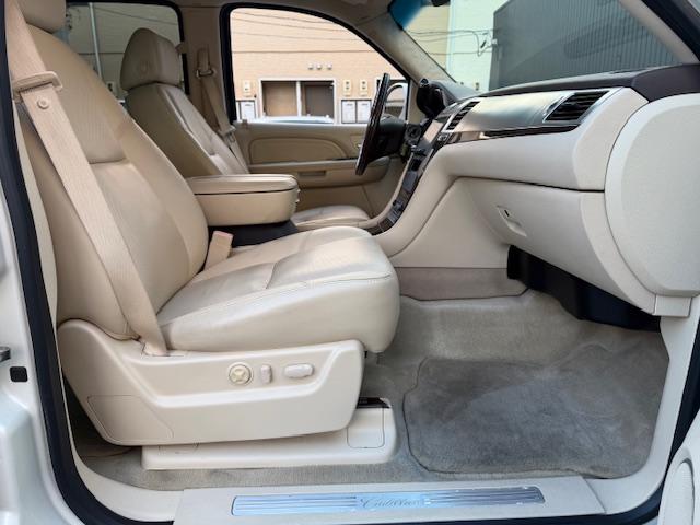 キャデラックエスカレード ベースグレード　１ナンバー登録　オートチェック走行履歴レポート付　弊社管理ユーザー様下取り車　弊社にて１１年間メンテナンス　パワーランニングボード　パワーバックドア　サイバーナビ　純正フリップダウンモニター　ＢＯＳＥ（12枚目）