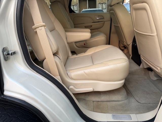 キャデラックエスカレード ベースグレード　１ナンバー登録　オートチェック走行履歴レポート付　弊社管理ユーザー様下取り車　弊社にて１１年間メンテナンス　パワーランニングボード　パワーバックドア　サイバーナビ　純正フリップダウンモニター　ＢＯＳＥ（16枚目）