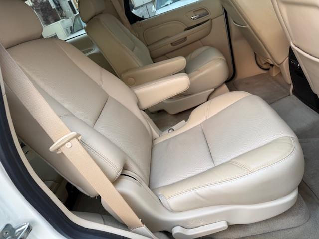 キャデラックエスカレード ベースグレード　１ナンバー登録　オートチェック走行履歴レポート付　弊社管理ユーザー様下取り車　弊社にて１１年間メンテナンス　パワーランニングボード　パワーバックドア　サイバーナビ　純正フリップダウンモニター　ＢＯＳＥ（17枚目）