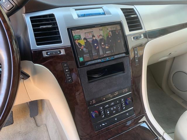 キャデラックエスカレード ベースグレード　１ナンバー登録　オートチェック走行履歴レポート付　弊社管理ユーザー様下取り車　弊社にて１１年間メンテナンス　パワーランニングボード　パワーバックドア　サイバーナビ　純正フリップダウンモニター　ＢＯＳＥ（30枚目）