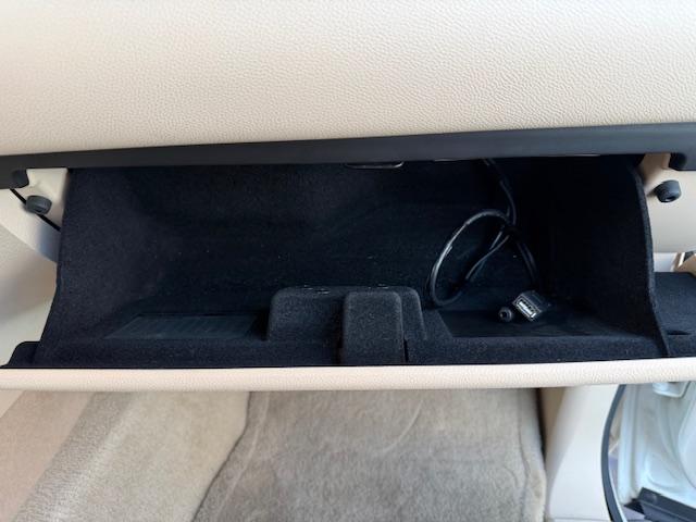 キャデラックエスカレード ベースグレード　１ナンバー登録　オートチェック走行履歴レポート付　弊社管理ユーザー様下取り車　弊社にて１１年間メンテナンス　パワーランニングボード　パワーバックドア　サイバーナビ　純正フリップダウンモニター　ＢＯＳＥ（37枚目）