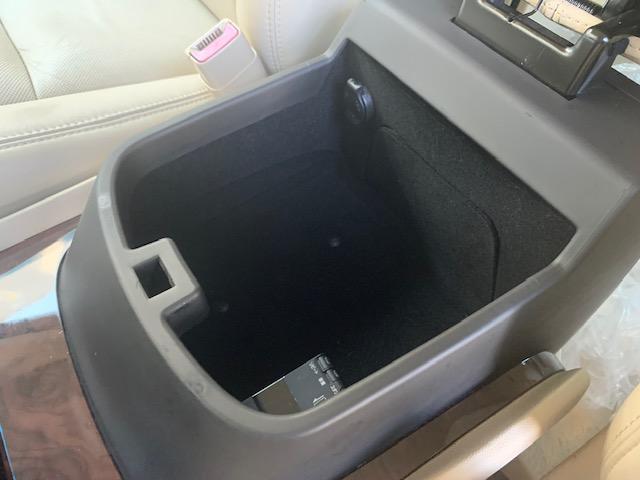 キャデラックエスカレード ベースグレード　１ナンバー登録　オートチェック走行履歴レポート付　弊社管理ユーザー様下取り車　弊社にて１１年間メンテナンス　パワーランニングボード　パワーバックドア　サイバーナビ　純正フリップダウンモニター　ＢＯＳＥ（42枚目）