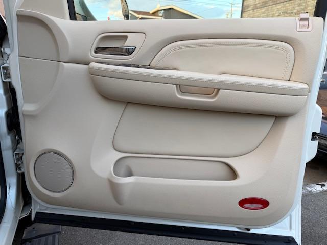 キャデラックエスカレード ベースグレード　１ナンバー登録　オートチェック走行履歴レポート付　弊社管理ユーザー様下取り車　弊社にて１１年間メンテナンス　パワーランニングボード　パワーバックドア　サイバーナビ　純正フリップダウンモニター　ＢＯＳＥ（50枚目）