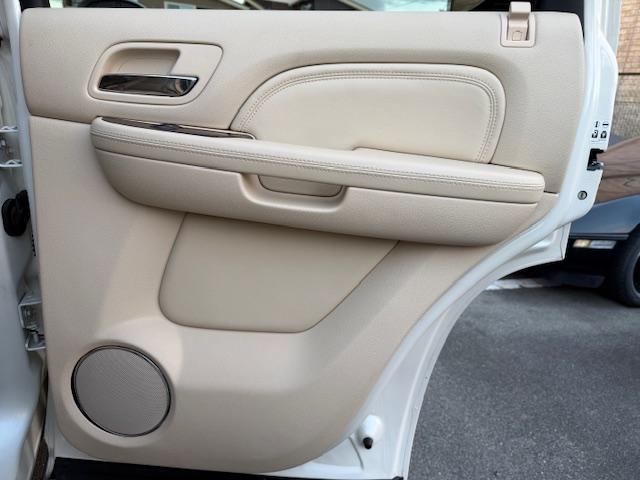 キャデラックエスカレード ベースグレード　１ナンバー登録　オートチェック走行履歴レポート付　弊社管理ユーザー様下取り車　弊社にて１１年間メンテナンス　パワーランニングボード　パワーバックドア　サイバーナビ　純正フリップダウンモニター　ＢＯＳＥ（52枚目）