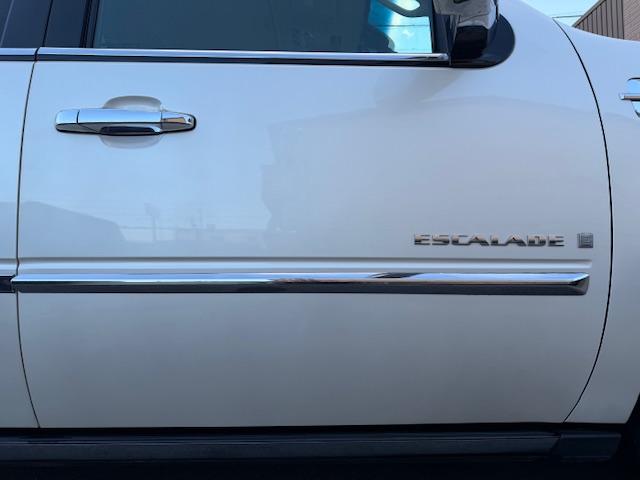 キャデラックエスカレード ベースグレード　１ナンバー登録　オートチェック走行履歴レポート付　弊社管理ユーザー様下取り車　弊社にて１１年間メンテナンス　パワーランニングボード　パワーバックドア　サイバーナビ　純正フリップダウンモニター　ＢＯＳＥ（62枚目）