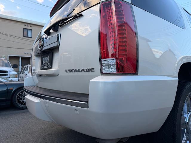 キャデラックエスカレード ベースグレード　１ナンバー登録　オートチェック走行履歴レポート付　弊社管理ユーザー様下取り車　弊社にて１１年間メンテナンス　パワーランニングボード　パワーバックドア　サイバーナビ　純正フリップダウンモニター　ＢＯＳＥ（65枚目）