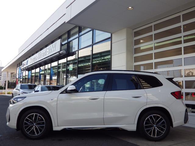 X1 xDrive 20i Mスポーツ 1オーナー/テクノロジーパッケージ/ヘッドアップディスプレイ/パーキングアシスト/シートヒーター/電動テールゲート/ワイヤレスチャージャー/カーブドディスプレイ/純正18AW/電動シート(6枚目)