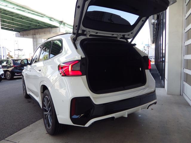 X1 xDrive 20i Mスポーツ 1オーナー/テクノロジーパッケージ/ヘッドアップディスプレイ/パーキングアシスト/シートヒーター/電動テールゲート/ワイヤレスチャージャー/カーブドディスプレイ/純正18AW/電動シート(9枚目)