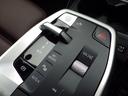 BMWの電子式シフトレバーはシンプル設計で機能的です。誤操作防止機能になっています。非常に綺麗で傷も少なくコンディションのいい状態です。