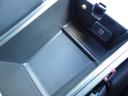 コンソール部の収納は大きくUSBやAUX端子も装備されています。