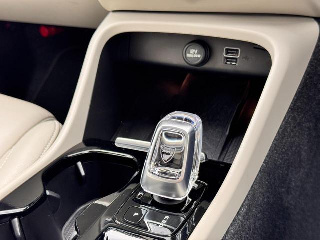 ＸＣ４０ Ｂ４　ＡＷＤ　インスクリプション　純正ＨＤＤナビ　地デジｔｖ　電動パノラマサンルーフ　ｈａｒｍａｎ／ｋａｒｄｏｎプレミアムサウンド　シート＆ステアリングヒーター　パワーテールゲート　パワーシート　３６０°カメラ　純正１９ＡＷ　ＥＴＣ（29枚目）