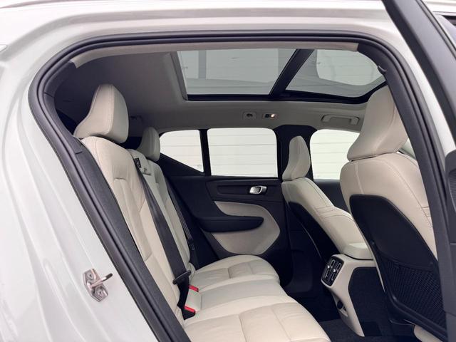 ＸＣ４０ Ｂ４　ＡＷＤ　インスクリプション　純正ＨＤＤナビ　地デジｔｖ　電動パノラマサンルーフ　ｈａｒｍａｎ／ｋａｒｄｏｎプレミアムサウンド　シート＆ステアリングヒーター　パワーテールゲート　パワーシート　３６０°カメラ　純正１９ＡＷ　ＥＴＣ（41枚目）