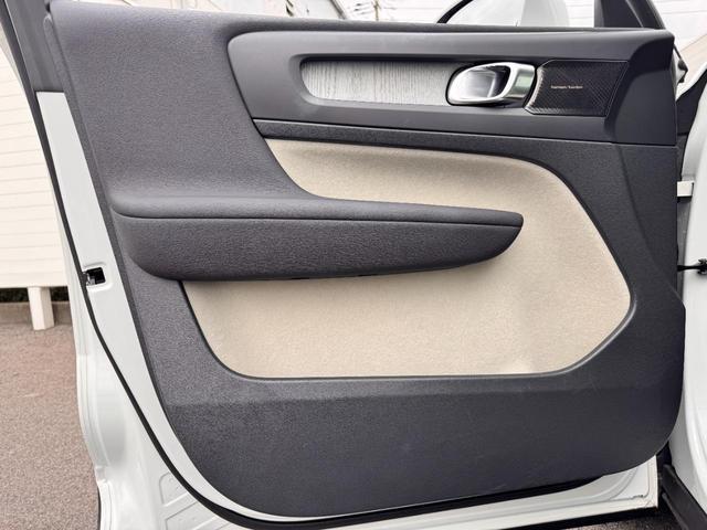ＸＣ４０ Ｂ４　ＡＷＤ　インスクリプション　純正ＨＤＤナビ　地デジｔｖ　電動パノラマサンルーフ　ｈａｒｍａｎ／ｋａｒｄｏｎプレミアムサウンド　シート＆ステアリングヒーター　パワーテールゲート　パワーシート　３６０°カメラ　純正１９ＡＷ　ＥＴＣ（45枚目）