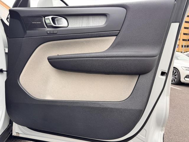 ＸＣ４０ Ｂ４　ＡＷＤ　インスクリプション　純正ＨＤＤナビ　地デジｔｖ　電動パノラマサンルーフ　ｈａｒｍａｎ／ｋａｒｄｏｎプレミアムサウンド　シート＆ステアリングヒーター　パワーテールゲート　パワーシート　３６０°カメラ　純正１９ＡＷ　ＥＴＣ（46枚目）
