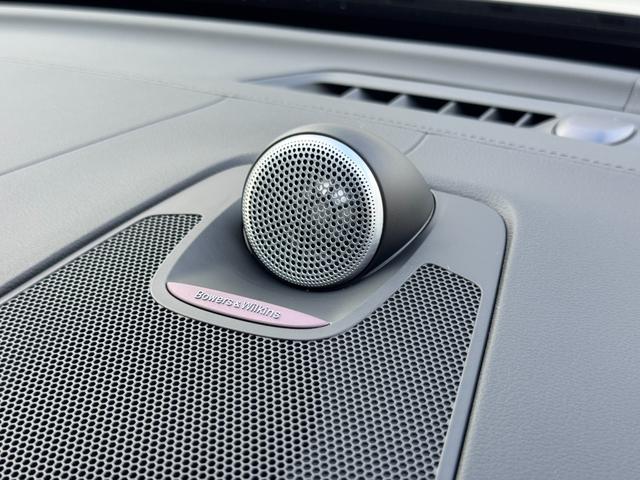 XC60 B6 AWD Rデザイン Googleナビ 電動パノラマサンルーフ Bowers&Wilkins 電子制御エアサス Rデザイン専用 シート&ステアリングヒーター パワーテールゲート パワーシート 純正21AW ETC(12枚目)